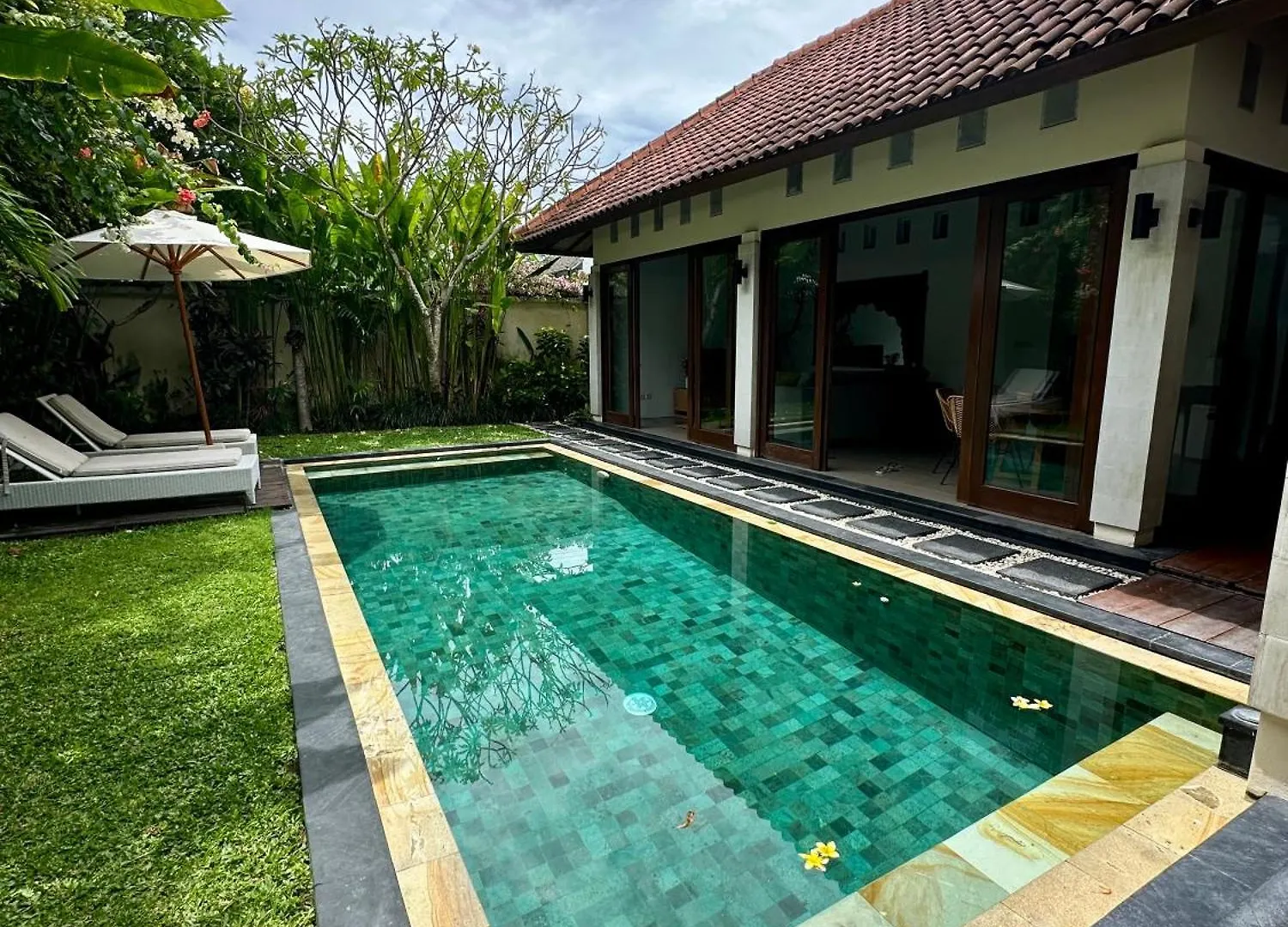 Villa Oliver Luxury 3Br Inc Breakfast And Airport Pickup Canggu  0*, Canggu (Bali)
